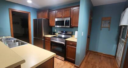 Cozy & inviting house in Holts Summit. 10 minutes from Jefferson City.