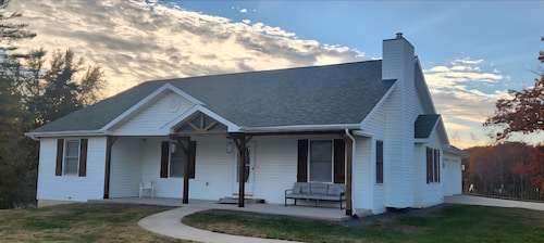 Cozy & inviting house in Holts Summit. 10 minutes from Jefferson City.