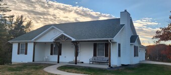 Cozy & inviting house in Holts Summit. 10 minutes from Jefferson City.