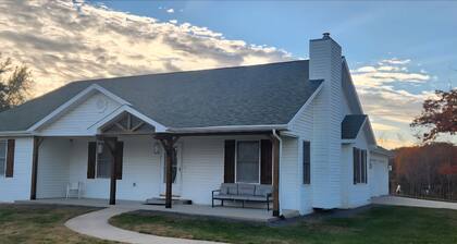 Cozy & inviting house in Holts Summit. 10 minutes from Jefferson City.