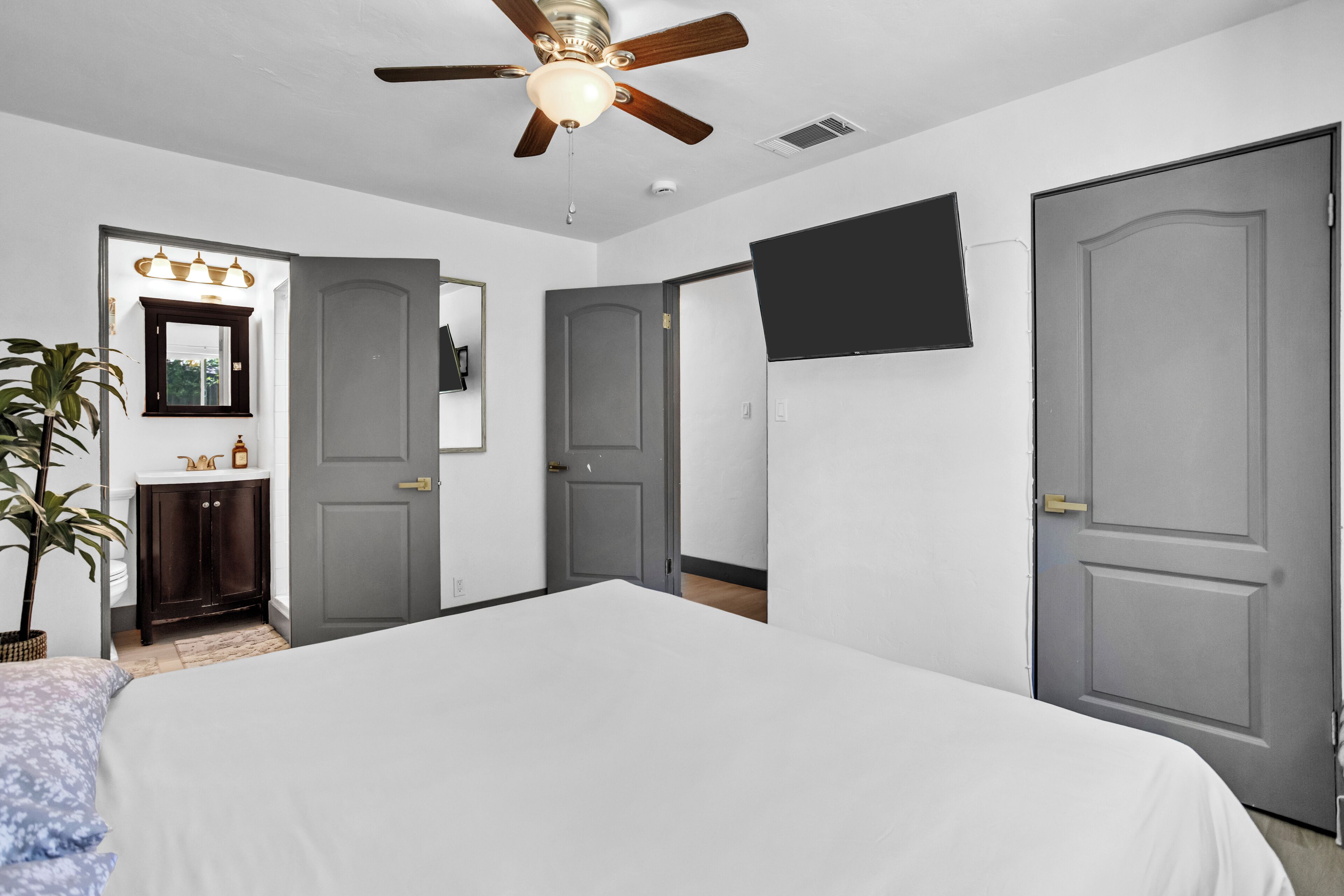 3 bedrooms, desk, iron/ironing board, free WiFi