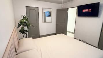 3 bedrooms, desk, iron/ironing board, free WiFi