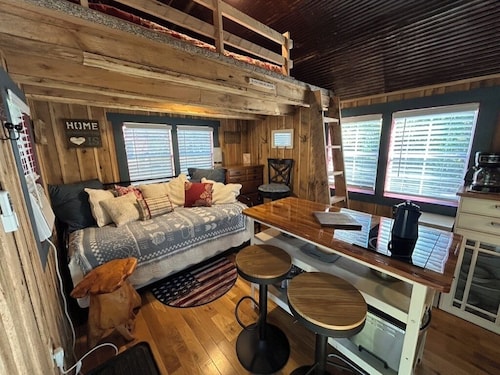 Cozy hobby farm cabin under the stars!