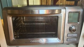 A stainless steel Cuisinart oven with a digital display and control buttons.