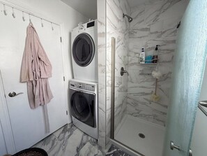 ヘアドライヤー、タオル、トイレットペーパー