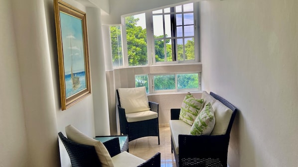 Apartment, 1 Bedroom, Smoking | Living room
