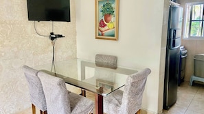 Apartment, 1 Bedroom, Smoking | Dining room