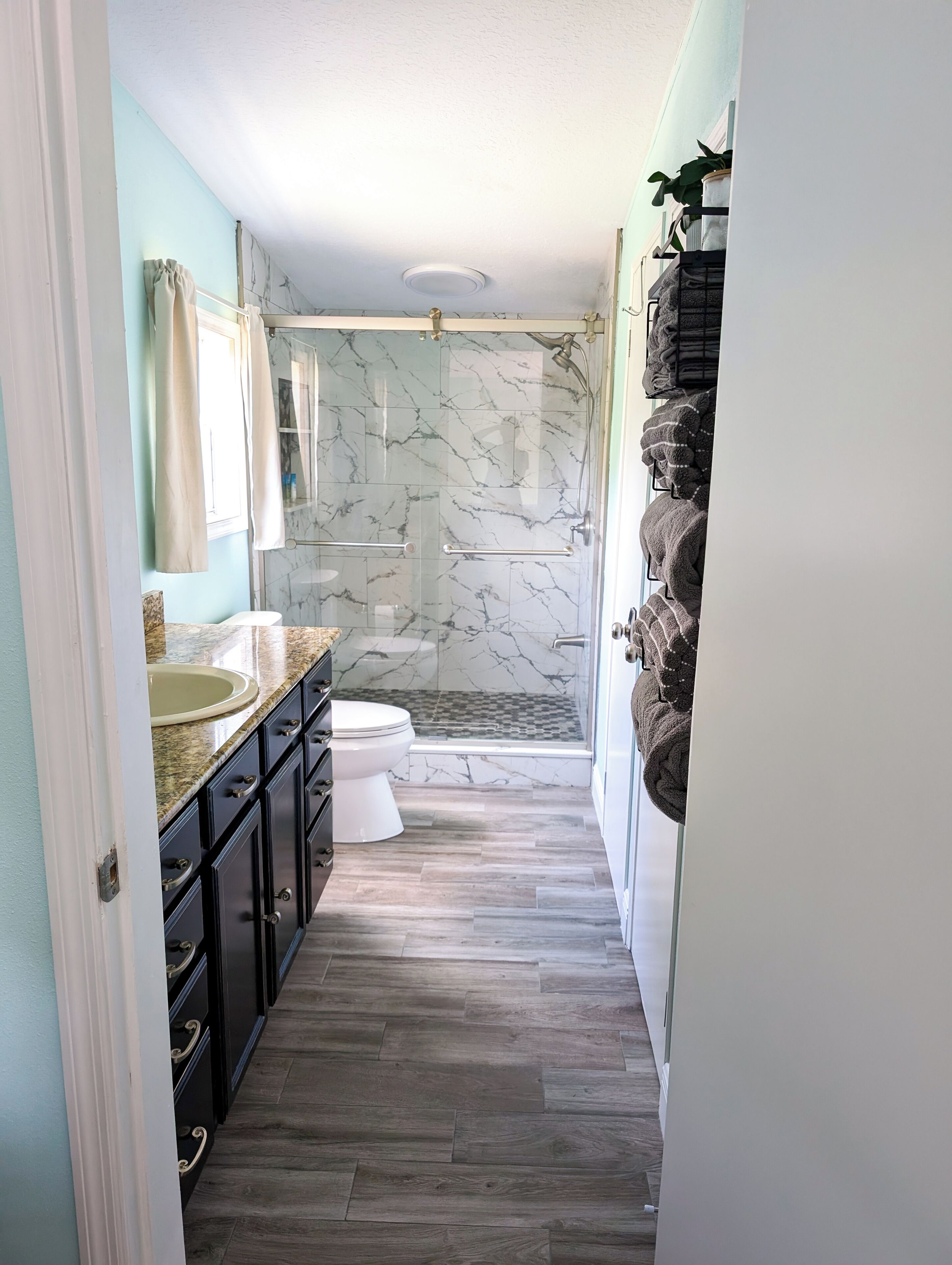 Een douche, handdoeken, zeep, shampoo