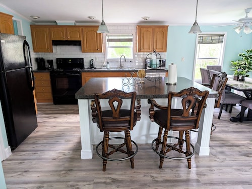 3-bedroom Private Forest Retreat Home with Wifi and Full Kitchen