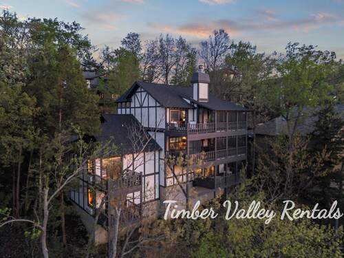 Lakefront Treat - Private Suite, TV, Dining - Unit 3