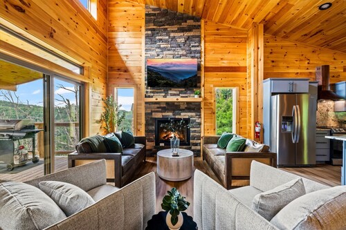 Spring Break Special! LuxCabin w/Amazing Views+Easy Roads+Hot Tub+Arcade+Theater