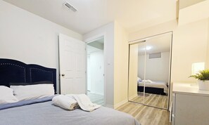 1 dormitorio, tabla de planchar con plancha, wifi y ropa de cama