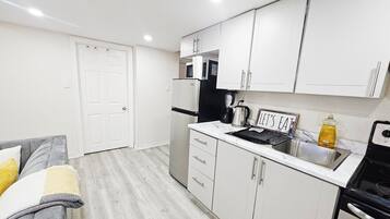 Microondas, horno y placa de cocina