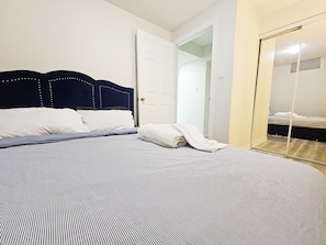 1 slaapkamer, een strijkplank/strijkijzer, wifi, beddengoed