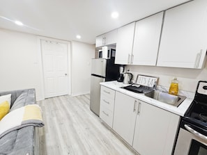 Een microgolfoven, een oven, een kookplaat