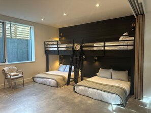 5 bedrooms, iron/ironing board, free WiFi, bed sheets
