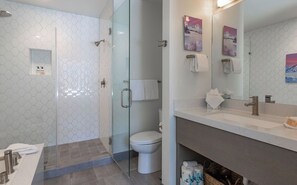 Ducha, secador de pelo y toallas