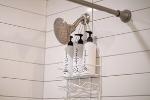 Haartrockner, Handtücher, Seife, Toilettenpapier