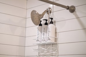 Haartrockner, Handtücher, Seife, Toilettenpapier
