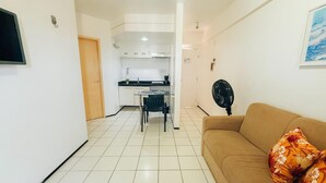 Un appartement moderne comprenant une cuisine, un coin repas et un salon.