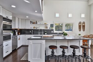 冷蔵庫、電子レンジ、オーブン、コンロ