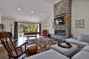 スマートテレビ、暖炉、書斎 / ワークスペース、プリンター