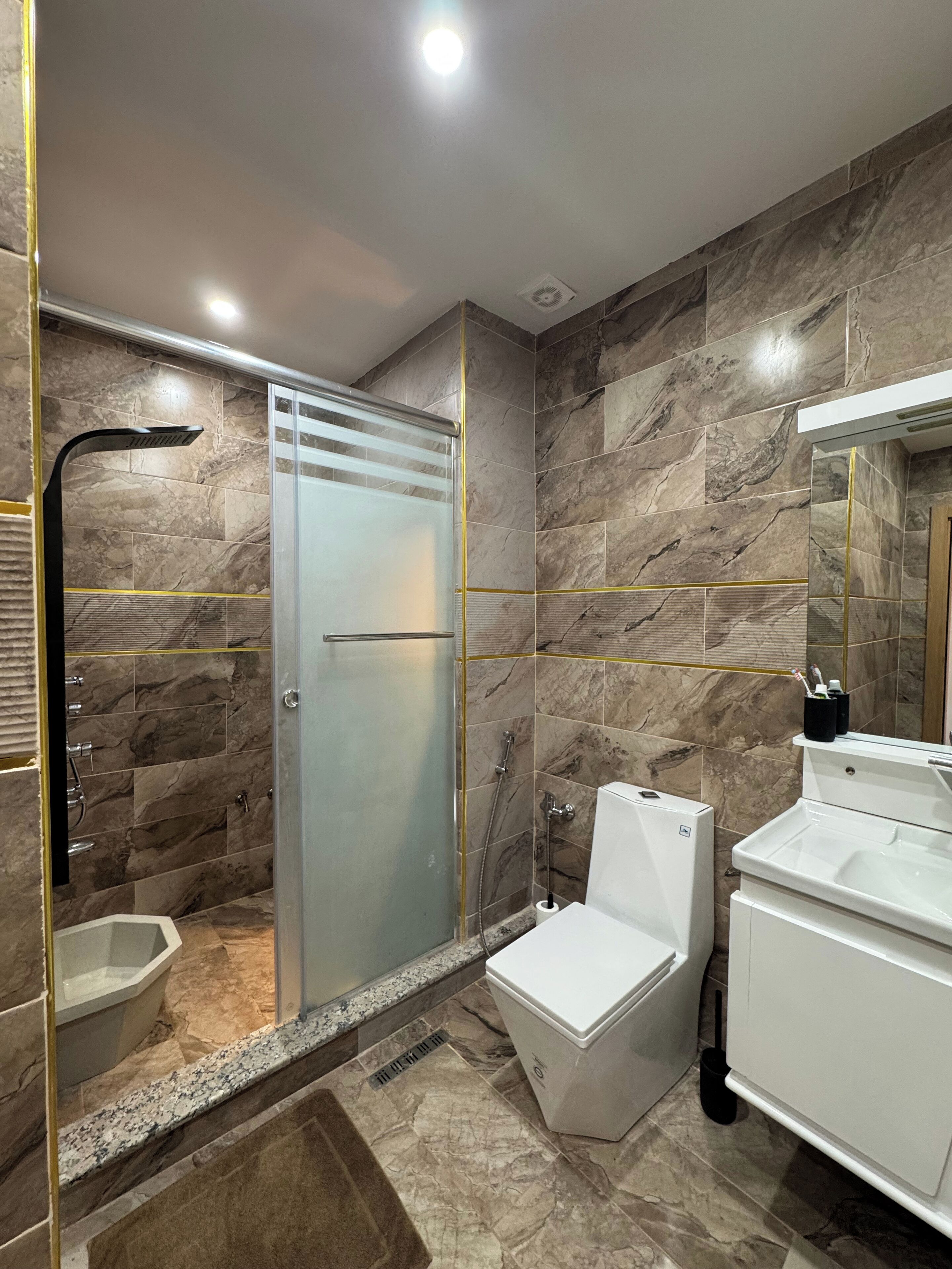 Ducha, toallas, jabón y papel higiénico