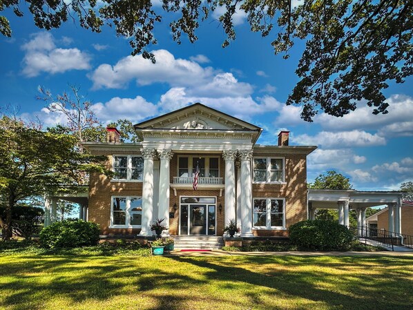 Exterior - The Inn at Southern Oaks located in Historic Lavonia, GA, close to Lake Hartwell (Lavonia)
