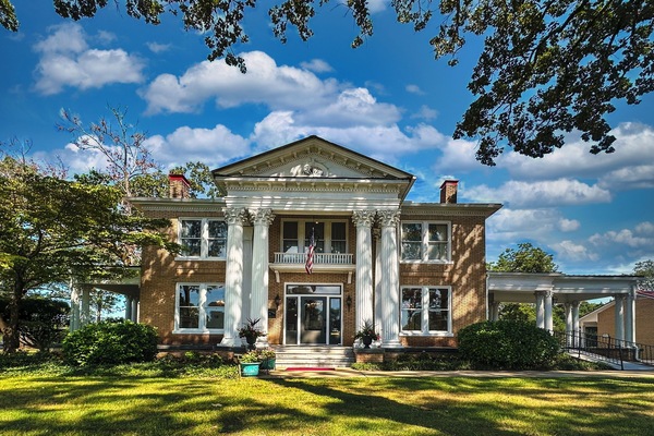 Southern Oaks: Circa 1918 Restaurant and Old 18th Speakeasy