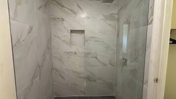 Douche, serviettes fournies, savon, shampoing
