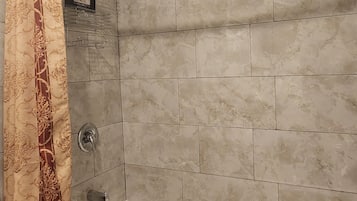 Haartrockner, Handtücher, Seife, Toilettenpapier