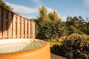 Outdoor spa tub - Cedar Lodge - Luxury Cottages (Hay-on-Wye)