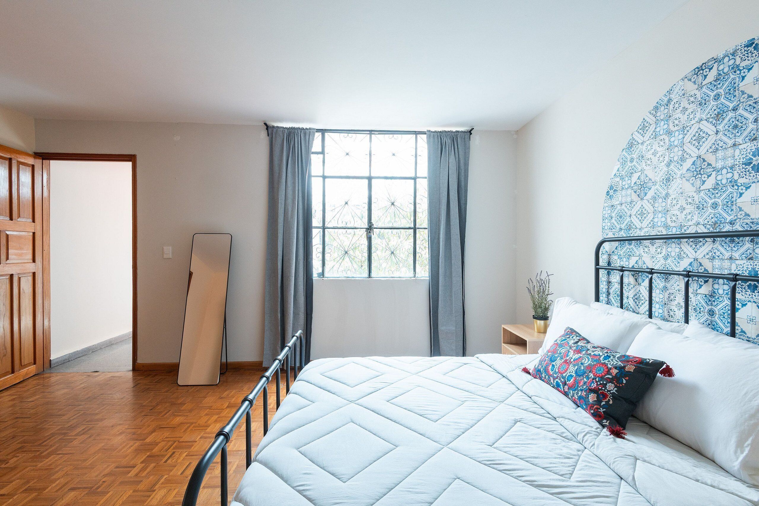 5 bedrooms, iron/ironing board, Internet, bed sheets
