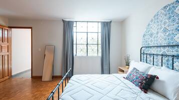 5 bedrooms, iron/ironing board, Internet, bed sheets