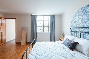 5 bedrooms, iron/ironing board, internet, bed sheets