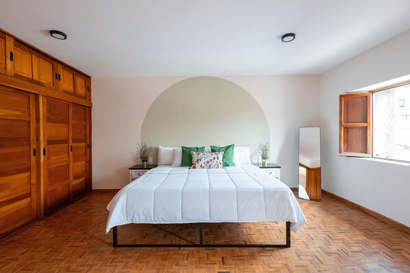 5 bedrooms, iron/ironing board, Internet, bed sheets