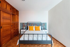 5 bedrooms, iron/ironing board, Internet, bed sheets