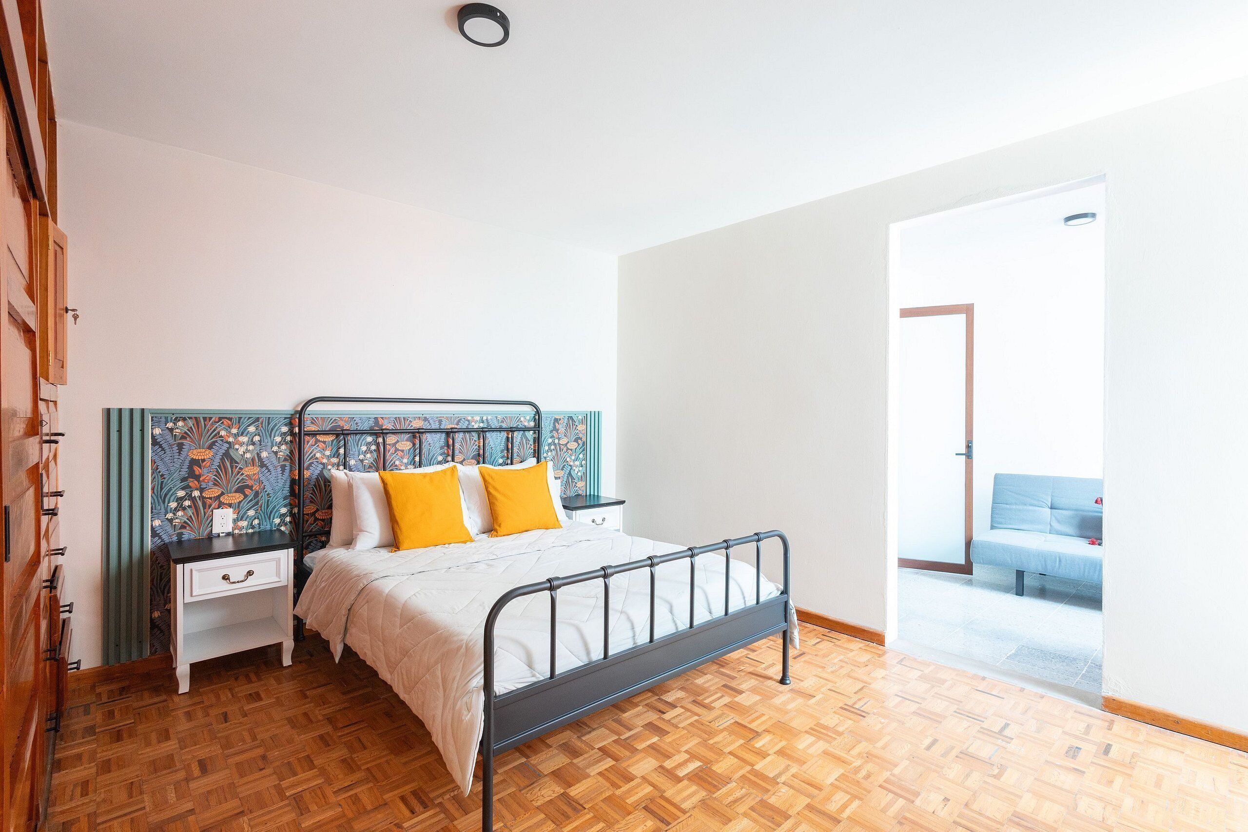 5 habitaciones, tabla de planchar con plancha, internet y ropa de cama 