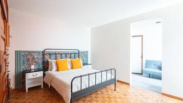 5 bedrooms, iron/ironing board, internet, bed sheets