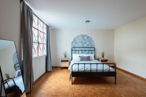 5 bedrooms, iron/ironing board, internet, bed sheets