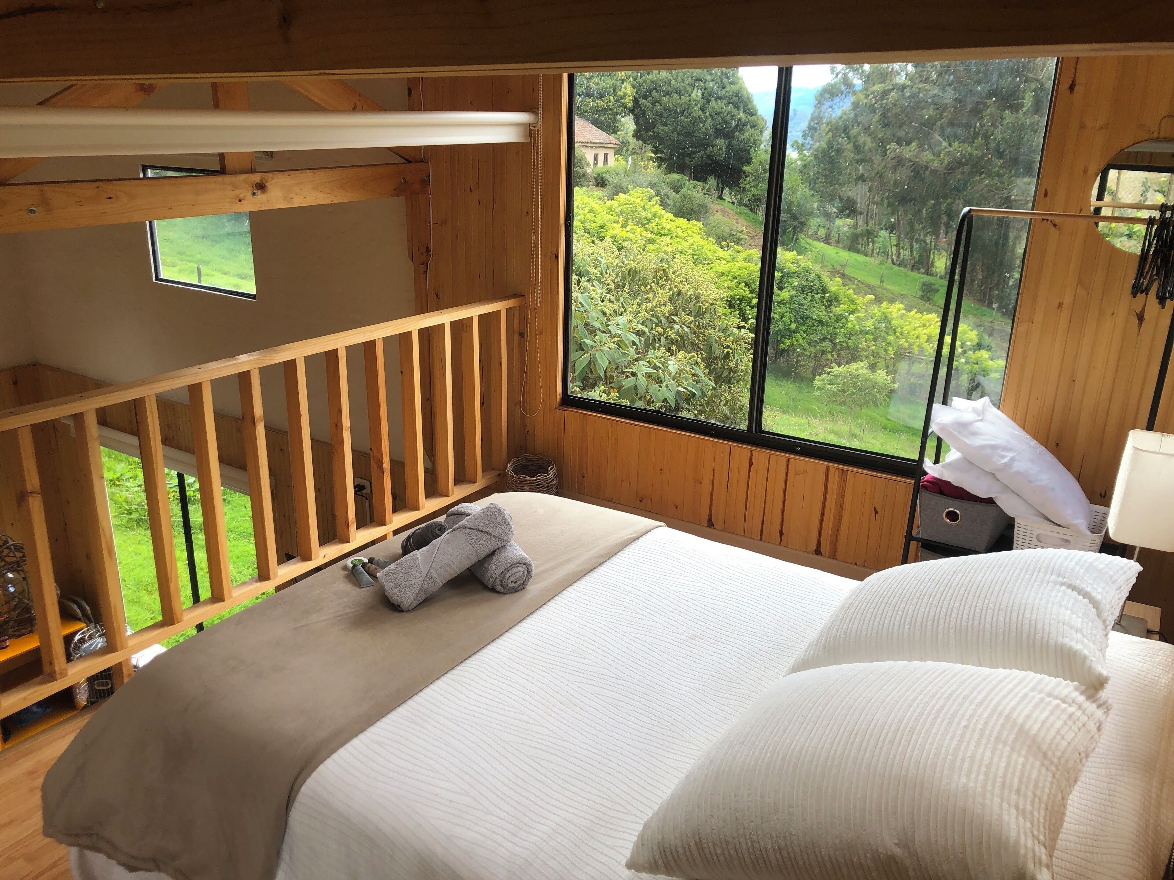 5 habitaciones, escritorio, tabla de planchar con plancha y wifi 