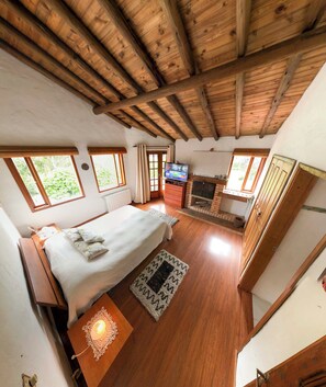 5 bedrooms, desk, iron/ironing board, WiFi