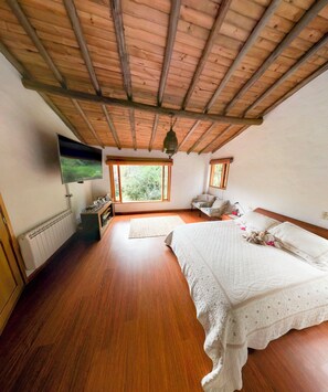 5 bedrooms, desk, iron/ironing board, WiFi