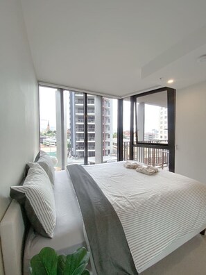 1 bedroom, desk, WiFi