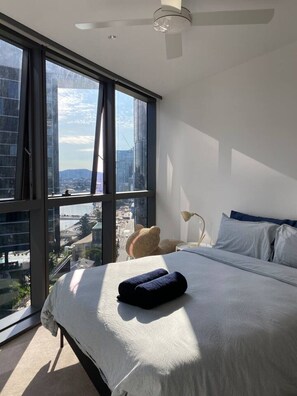 2 bedrooms, desk, WiFi