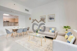 Una televisión, una chimenea