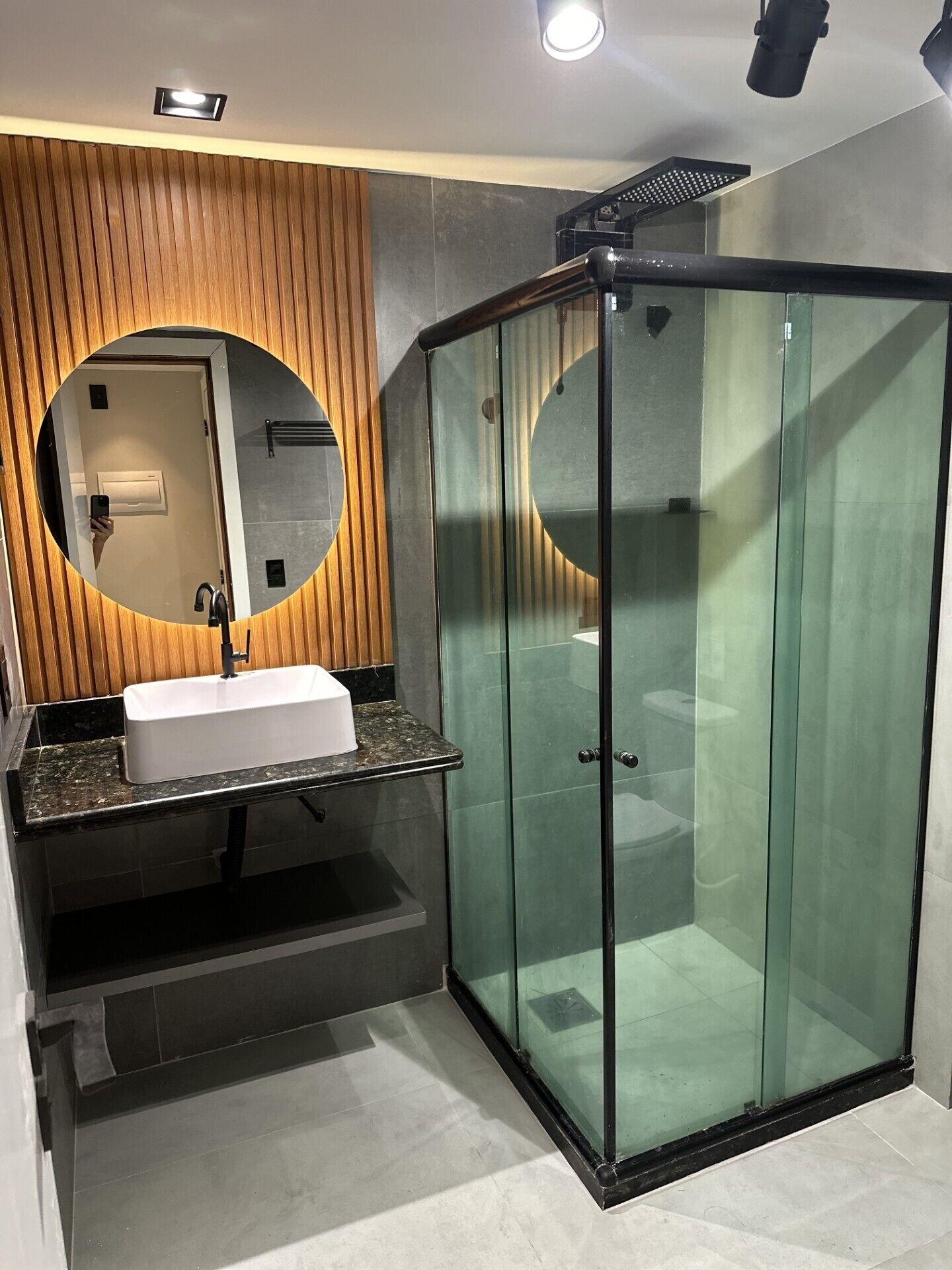 Apartamento básico | Banheiro | Chuveiro, produtos de toalete grátis, secador de cabelo 