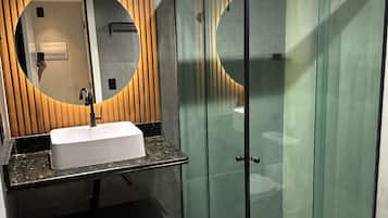 Ducha, artículos de tocador gratuitos, secador de pelo, toallas