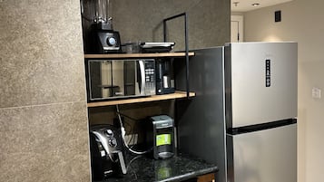 Apartamento, para não fumantes, vista para o mar | Cozinha privada | Geladeira, micro-ondas, cooktop, talheres/pratos/utensílios de cozinha