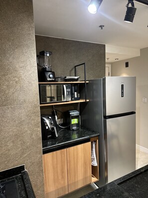 Apartamento, para não fumantes, vista para o mar | Cozinha privada | Geladeira, micro-ondas, cooktop, talheres/pratos/utensílios de cozinha